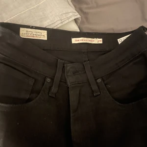 Levis jeans - Svarta Levis jeans som tyvärr har blivit för små, skriv för funderingar eller frågor ❤️ De är samma modell som på andra bilden bara att dom är helsvarta