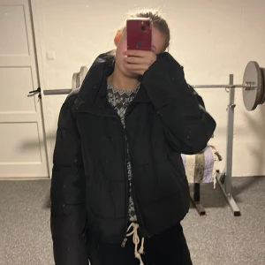 Vinterjacka  - Vinterjacka i fint skick, säljer då den inte kommer till användning, pris går att diskutera 💗💗