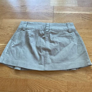 Elie miniskirt Weekday - Beige minikjol från weekday i storlek 36. Aldrig använd endast testad. Inköpspris 350kr. Pris kan diskuteras.