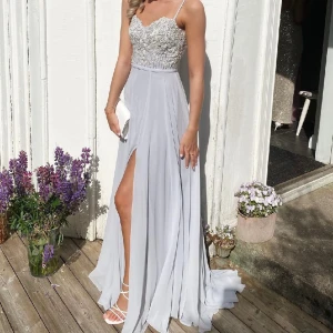 Balklänning - Superfin balklänning/festklänning i väldigt bra skick! Bara använd en gång och har blivit kemtvättad sedan dess