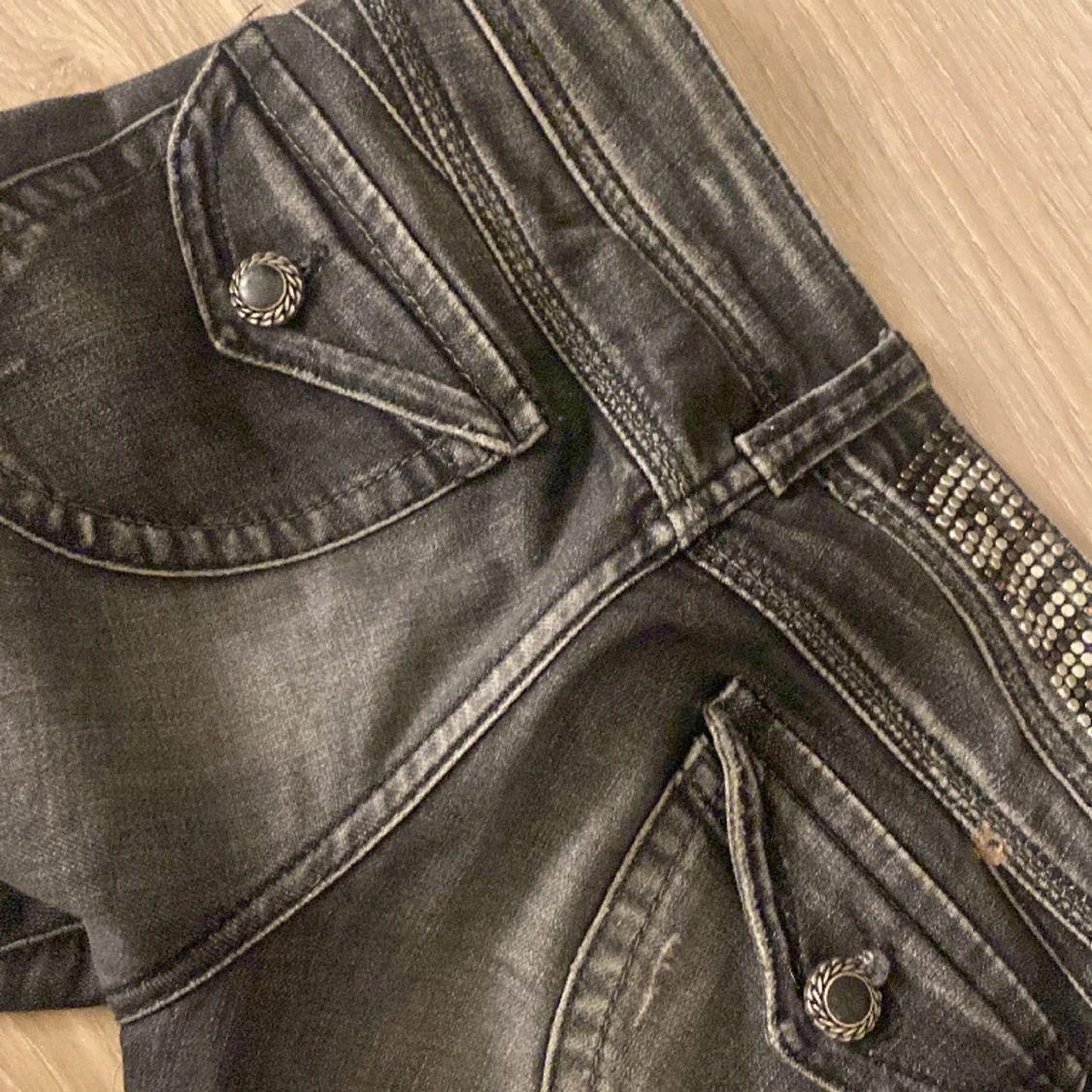 svarta/mörkgrå jeans  - 90