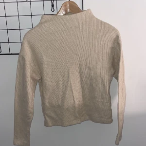 Tröja - Lite högre krage på denna, väldigt fin tröja från gina, inga defekter💗