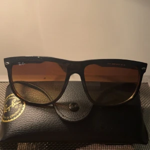 Rayban boyfriend - Tja, säljer nu dessa väldigt snygga glasögon då jag har 2 par. Enligt mig är detta definitivt de fetaste glajjorna en man kan bära! De är gott som nya! Nypris ligger runt :1300kr mitt pris :999kr  Mvh Zlatan 