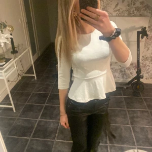 Blus  - Jättesnygg blus ifrån bikbok!💓väldigt bra skick, inga direkta tecken på användning (säljer en likadan i svart) 