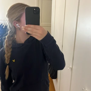 Lyle&scott hoodie - Detta är en lyle&scott hoodie som knappt är använd och inte kommer till användning (den är mörkblå)
