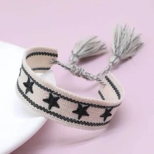 Tyg armband - Säljer dessa super fina tyg armband från shein då jag aldrig använt de. Köpte de för 25 kr styck och säljer då de för 20 kr styck + frakt. Om man vill köpa båda kostar det 35 kr + frakt. De är också justerbara. Hör av er vid frågor eller intressen💞💪🏼❣️