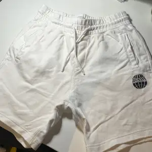 Vita mjukis short från h&m  Innerbenlängd: 16cm