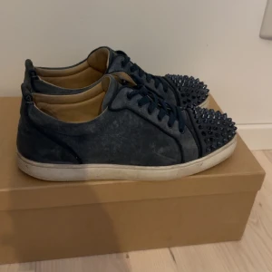 Louboutin skor - Tja, INTRESSEKOLL på dessa as feta loubs junior spikes low i en riktigt snygg colorway! Skorna är väldigt bra skick utan några större defekter! Nypris ligger på runt :9000kr mitt pris: 4499kr