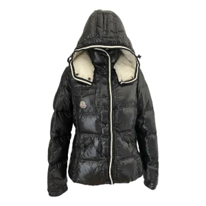 Moncler Jacka❣️ - INTRESSEKOLL på min skit snygga moncler jacka❤️ Jag köpte jackan i November och har bara använt den fem gånger typ. Köptes på Vestiaire, det och  jag har äktehetsbevis på appen. Det står på jackan att det är storlek 3 (L) men sitter mer som en M❤️
