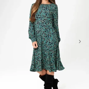 Klänning  - Klänning från indiska, aldrig använd, fina detaljer och skönt luftigt tyg! Köpt för 699kr