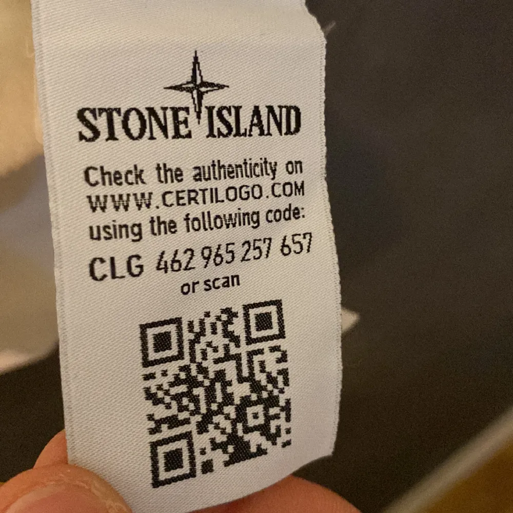 Säljer denna riktigt snygga Stone island tröja då den aldrig kommer till användning, den är mycket sparsamt använd.. Tröjor & Koftor.