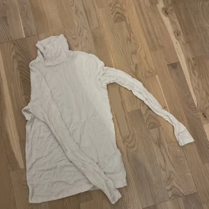 Fin polotröja  - Fin polotröja i offwhite från hm i strl xs🥰