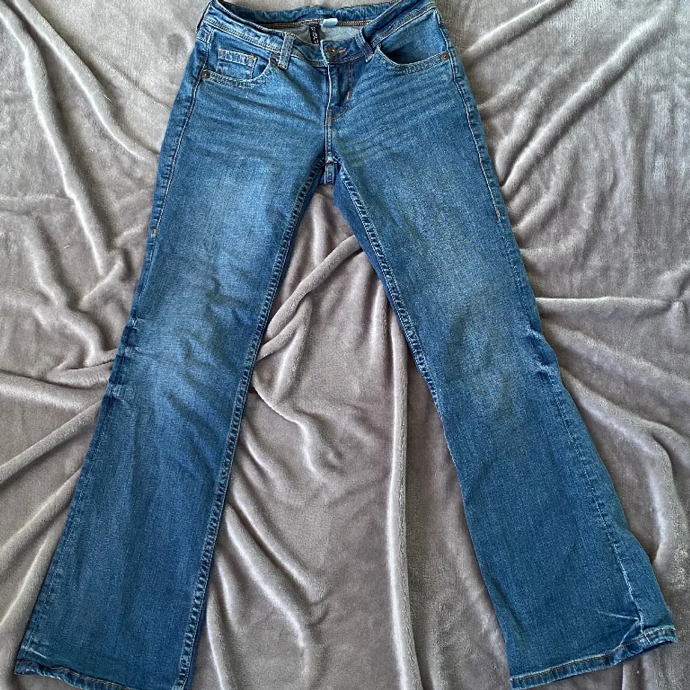 Ett par lågmidjade jeans med vida ben och coola bakfickor. Säljer då jag inte använder dem mer.  ✨inga tecken på användning!  För referens: Är 168 lång och de är perfekta i längden. Kan skicka fler bilder om det så önskas!❤️‍🔥. Jeans & Byxor.
