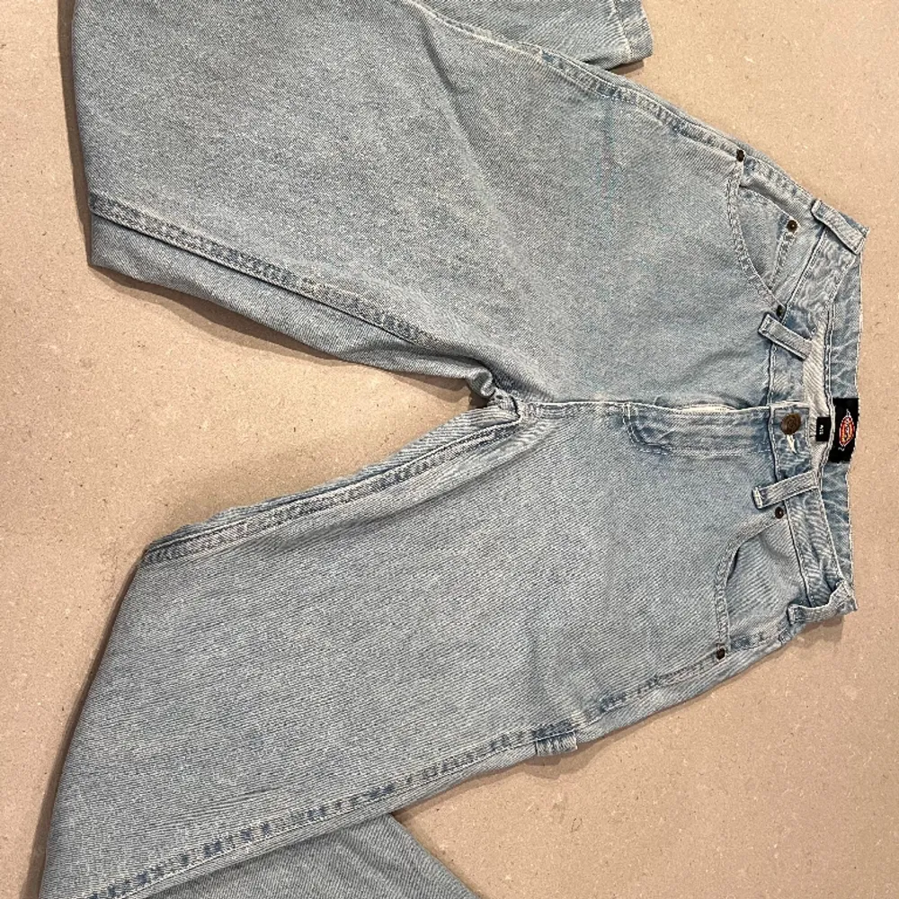 Jättefina cargo jeans från Dickies med snygga detaljer! 💕Knappt använda ljusblå jeans utan defekter. Säljer pga fel storlek. Priset kan disskuteras, skriv om du är intresserad!💕💕 Strl: W26. Jeans & Byxor.