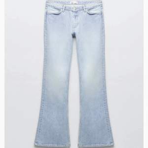 Säljer nu mina ljusblå jeans från Zara 💕 low Waits Jeans som är helt slut sålda!! Passar mig som är 170!! Lånade bilder från tjejen jag köpte dessa av