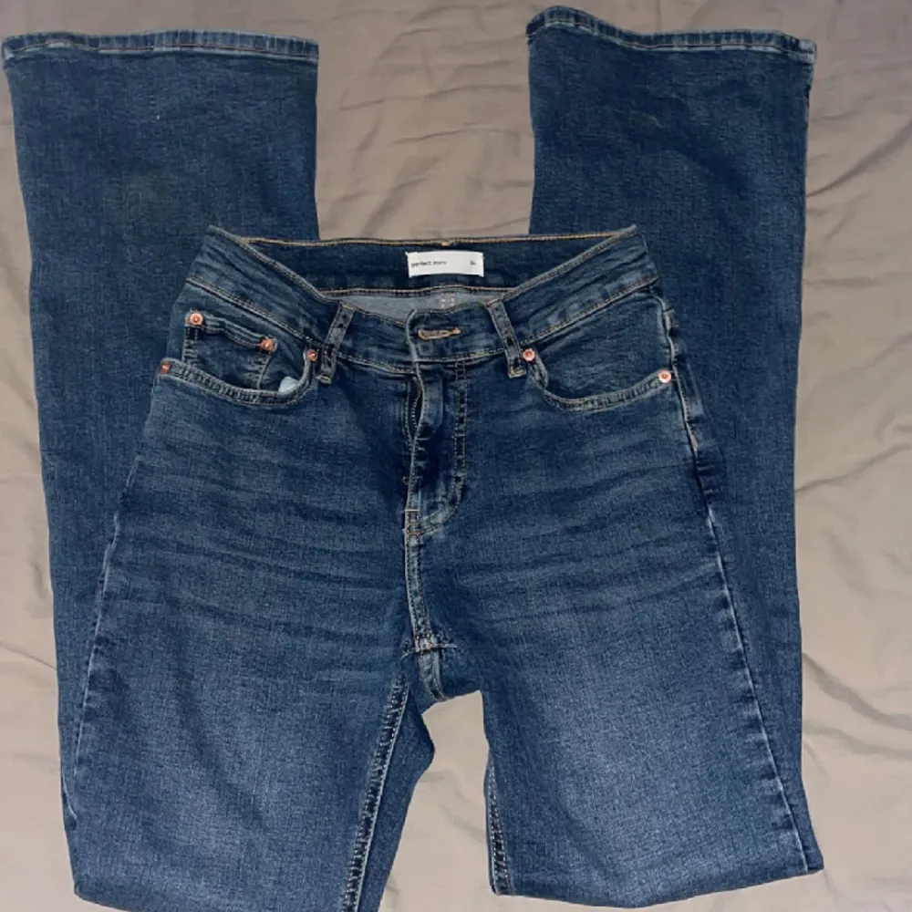 Säljer dessa low waist jeans ifrån Gina. Använda 2-3 gånger och är i fint skick. Säljer för 350 (Nypris 500). Jeans & Byxor.