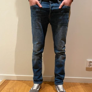 Jack n Jones jeans  - Säljer ett par riktigt snygga Jack n Jones jeans i strl 30:30 och en Lindebergh tröja i strl SSäljes för ett ruskigt bra pris av endast 299 då dem inte används längre! Cond 9/10 ❕hör av er vid minsta lilla intresse