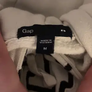 säljer denna gap hoodie, storlek m och är i ett hyfsat bra stick. Säljer den för 250 + köparen står för frakt ( kan även diskuteras)🥰🥰