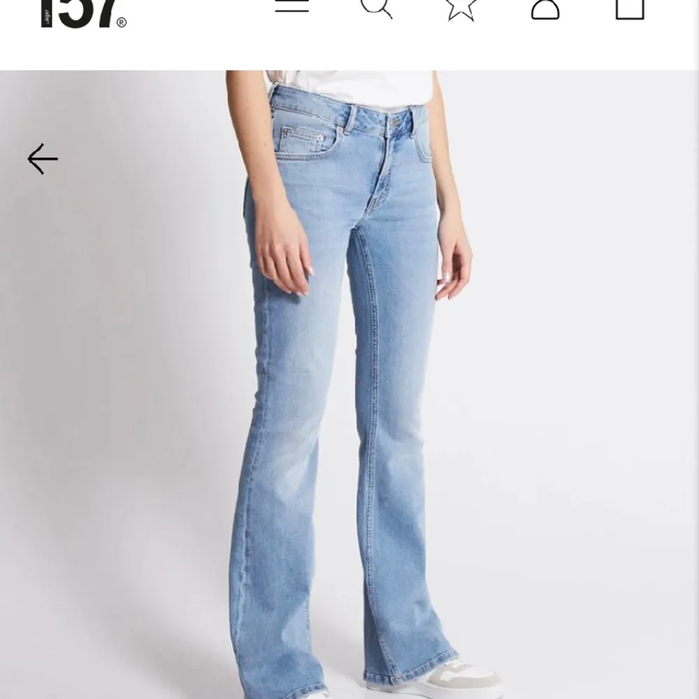 Fina utsvängda jeans i nästan nytt skick. Säljer pågrund av att de nu är för korta för mig tyvär:/. Jeans & Byxor.