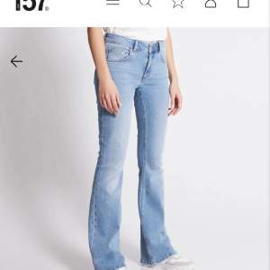 Fina utsvängda jeans i nästan nytt skick. Säljer pågrund av att de nu är för korta för mig tyvär:/