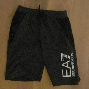 Ea7 Shorts - Säljer nu dessa Armani shorts då jag inte tyckte dom passade mig! Storlek L!