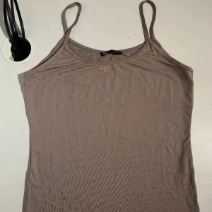 linne  - linne från zara, har början på ett litet hål men är inte riktigt hål än går enkelt att sy igen, är också lite fläckig runt halsen (se bild)