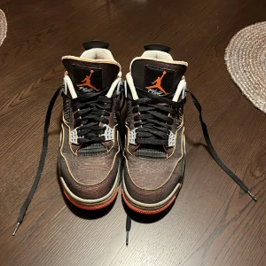 Air Jordan 4 retro starfish (W) - Lite smutsiga på toppen men annars i gott skick. Storlek EUR 32, US 11 och Uk 8,5. Lådan hänger med i köpet. Resell på stockx och restock går från 3700-4300kr