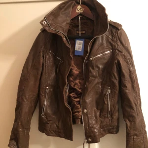 Skitsnygg brun läderjacka!!  - Aldrig använt! Köpte denna för ett tag sedan, och var verkligen super exhalterad på att få använde den, tyvärr satt den inte som jag ville :// den är verkligen superfin, skönt material, har fickor på utsidan och en inuti!! 🫶🏼