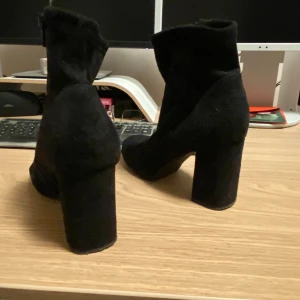 Klackar - Graceland skor svarta  Storlek 39  Ingen aning vart dem kommer ifrån   Kan mötas Stockholm 