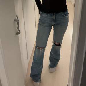 Säljer dessa jätte fina Zara Jean med hål på knäna, dem är mid waist med utsvängda ben. Jeansen har två slits längst ner. Det ser ut som att dem är trasiga men de är så modellen ser ut. Ny pris är 400. Pris förslag!! 💘hör gärna av dig vid frågor!💘