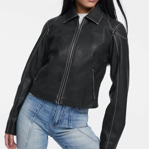 Skinnjacka - Säljer denna skitsnygga skinnjackan från Stradivarius. Storlek M men sitter som en S. Köpt för 799kr och aldrig använd🥰