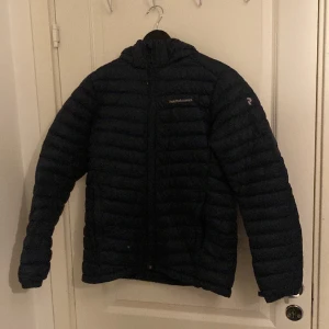 Peak performance jacka - Tjenare, säljer nu min peak performance jacka efter som den inte är till användning längre. Den har ett litet hål men är nog lätt att fixa, där med priset är billigare än normalt.