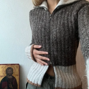Stickad vintage zip up tröja ♥️ - Intresskontroll på den här stickade tröjan från Italien 😩 köpt från vintagesphere på instagram! Jätte fin men jag har för många liknande och tror nån annan kan ha mer användning. Lite stickig men ha nån långarmad tröja under så känner man ingenting. 