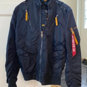 Alpha Industries Jacka - Alpha Industries Jacka säljes nu i mycket bra skick. Köpt för runt 2000kr, tar emot bud från 399kr. Storlek Small.