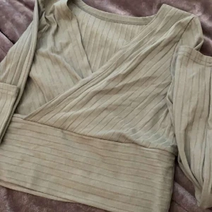 Tröja  - Säljer denna jätte fina tröjan, den är för stor för mig och kommer inte till användning. Den är lite som en magtröja eftersom den inte täcker hela magen. Det står ingen storlek men jag skulle gissa på att den är xs-s