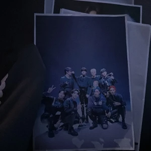 Stray Kids Posters A4 - Stray kids poster i A4, bra kvalitet. Du får 5 bilder i samma beställning om du ej vill lägga till! Har många bilder så om intresserad skriv o kolla vad för bilder du skulle vilja ha. Kan även föreslå en bild så kan jag nog fixa!