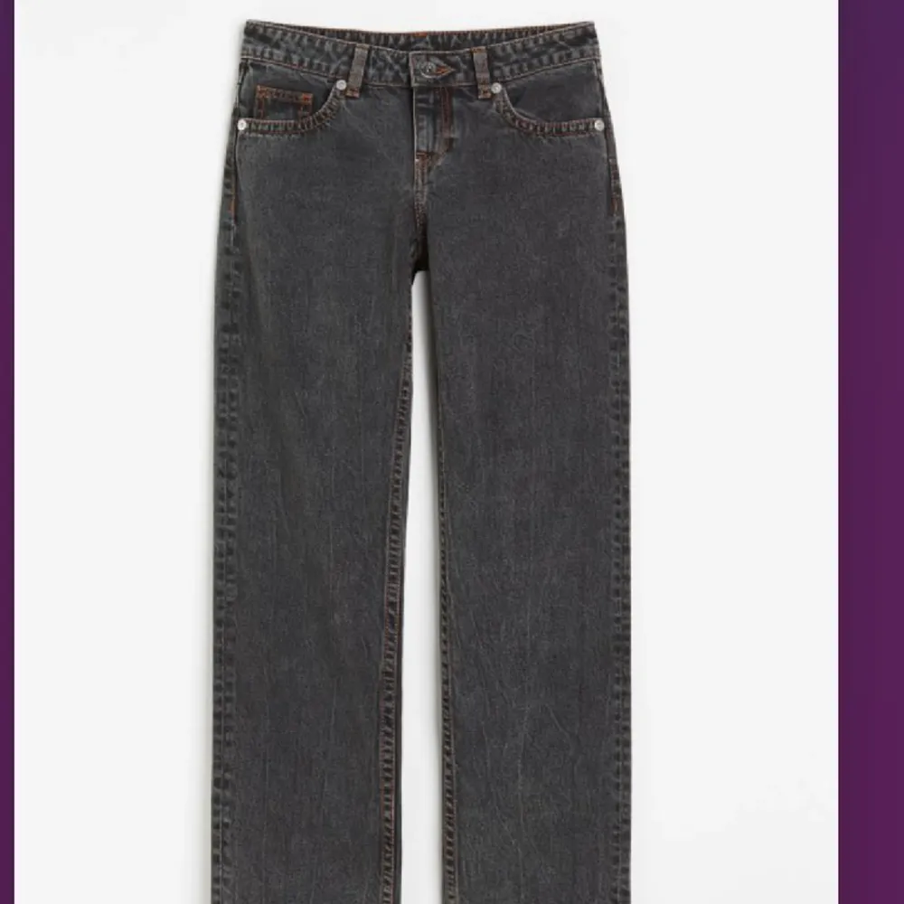 Helt nya mörk gråa lågmidjade jeans från HM aldrig använda. Prislppen är kvar. Säljer för de inte passar💗pris kan diskuteras . Jeans & Byxor.
