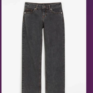 Lågmidjade Jeans - Helt nya mörk gråa lågmidjade jeans från HM aldrig använda. Prislppen är kvar. Säljer för de inte passar💗pris kan diskuteras 