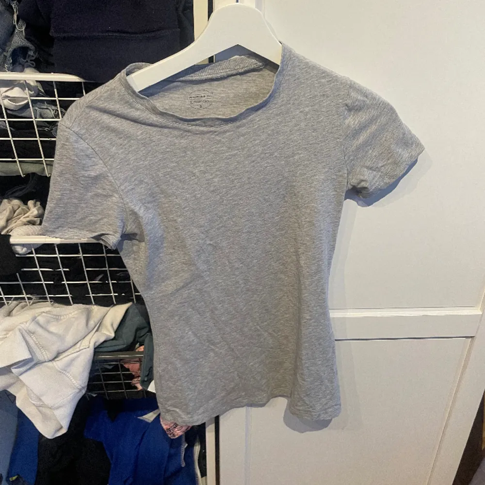Säljer den gråa men visar hur den ser ut på med hjälp av de två första bilderna, nästan aldrig använd då jag inte passar i grå. T-shirts.