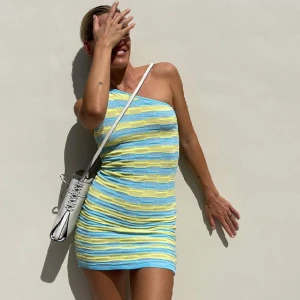 One shoulder sommarklänning från Gimaguas - (Första bilden är lånad) Blågul one shoulder klänning från Gimaguas 🩵💛 Trendigt och populärt mönster från Gimaguas och perfekt klänning till sommaren ☀️ Tjockt och stretchigt tyg som inte är genomskinligt ☁️Utmärkt skick 🌼Nypris: 139 € 