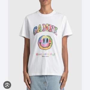 Ganni T-shirt med unikt tryck i bra skick, frakt ingår ej💗💗 