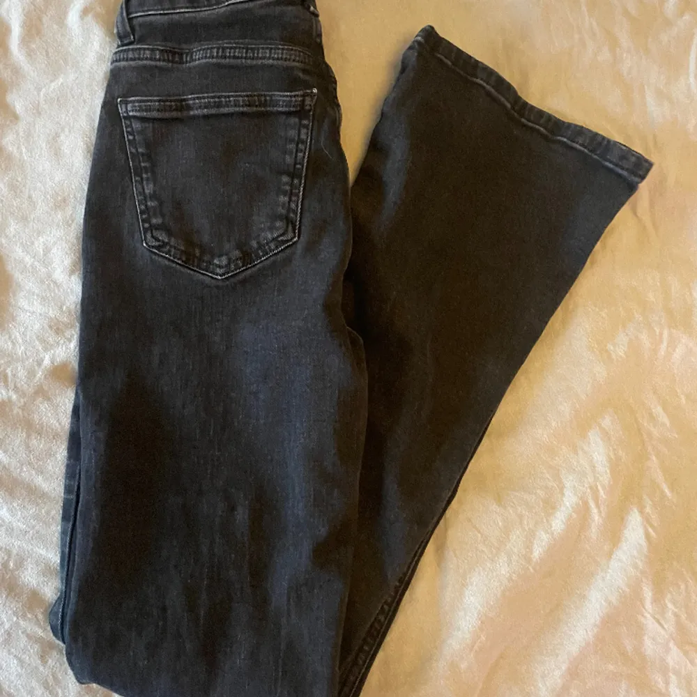 Jeans från gina i storlek 34, använda ca 2-3 ggr så de är i nyskick. Jeans & Byxor.