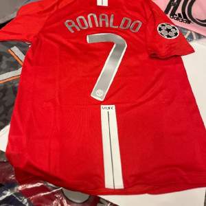 Säljer denna 1:1 Ronaldo Champions League tröja, skick 10/10. Skicka privat vid eventuella frågor👍🏽