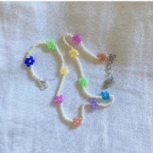 Blomhalsband - Blomhalsband som är perfekt till våren🌸 Går att få som armband, vristlänk och med andra färger💕 Frakt 12kr
