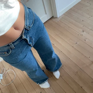 Jeans från Rodebjer strl 27 - Jeans från Rodebjer i strl 27, i mycket bra skick. Köparen står för frakten & betalning sker via Swish!