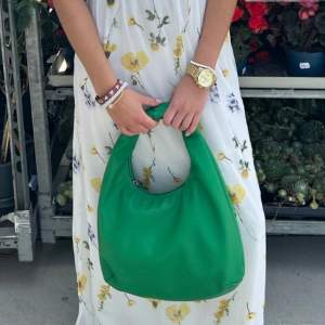 Grön väska ifrån Vero Moda - deras märke Peices 🤍 