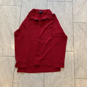 Ralph Lauren Piké - Säljer en Ralph Lauren pikéi gott skick. Tröjan är i storlek junior XL (20) vilket passar S-M.