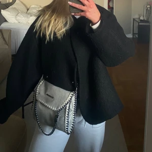 Stella McCartney väska - Säljer min äkta Stella McCartney väska eftersom den inte kommer till användning längre!🤍 pris kan diskuteras vid snabb affär! 