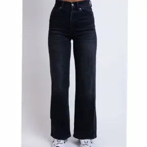 svarttvättade jeans från madlady💞 modellen är högmidjade och vida i benen. skriv privat för mer bilder, nypris 649 kr