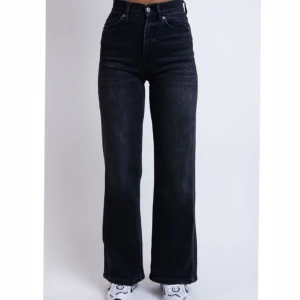 svarttvättade jeans från madlady - svarttvättade jeans från madlady💞 modellen är högmidjade och vida i benen. skriv privat för mer bilder, nypris 649 kr